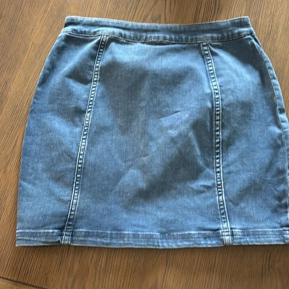 Free People Little Daisies Medium Wash Denim Button Front Mini Skirt | Size 8 - Picture 8 of 9